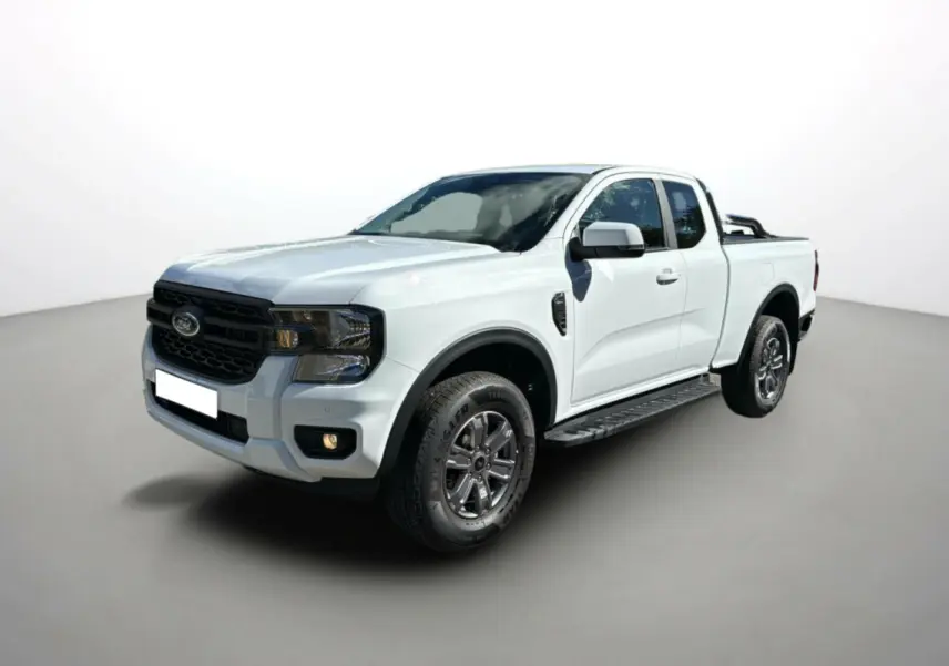 Ford Ranger blanc glacier en 3/4 avant droit avec rideau coulissant et marchepieds latéraux visibles.
