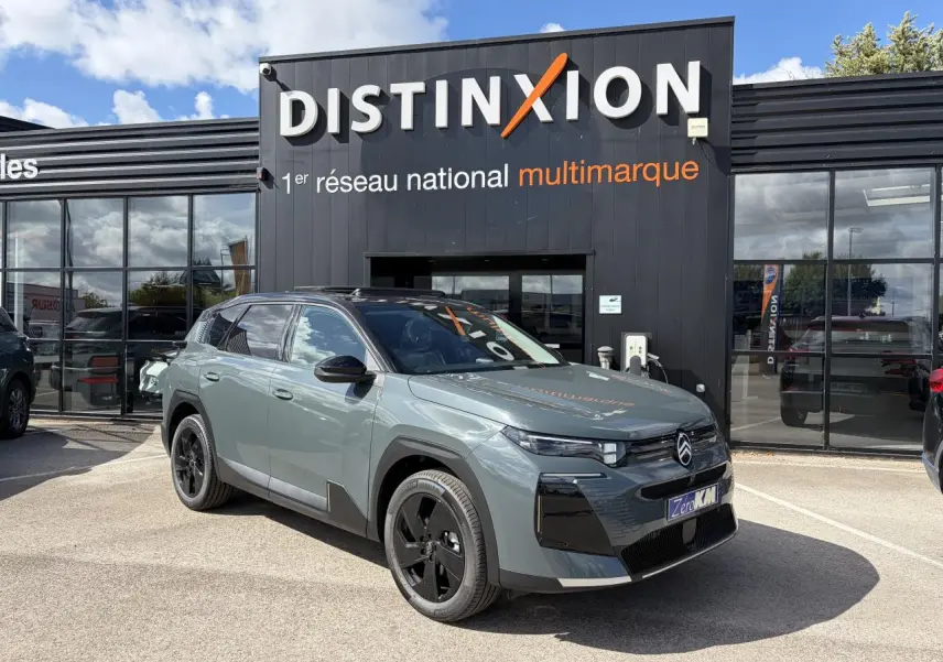 Vue 3/4 avant d’un Citroën C5 Aircross vert Astoria avec toit noir, jantes noires et calandre distinctive.