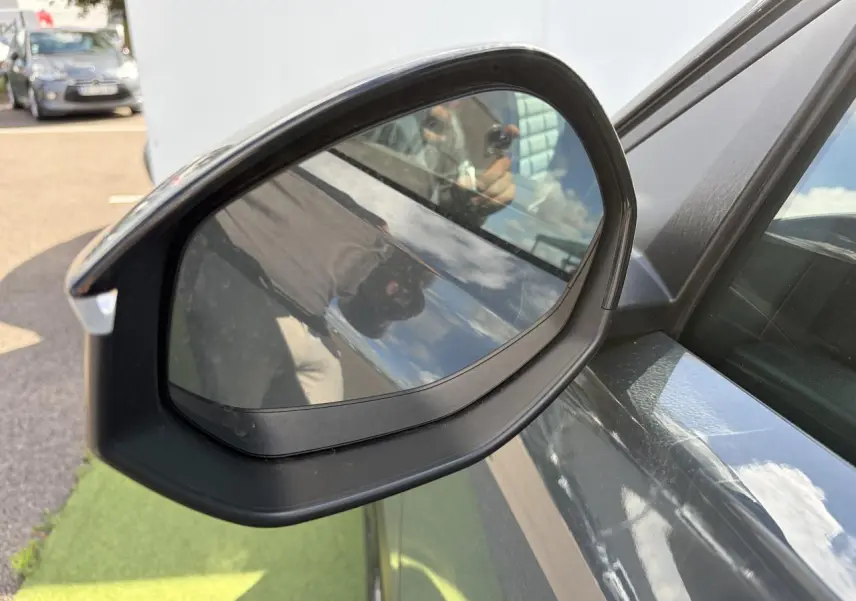Rétroviseur extérieur droit noir brillant du Citroën C5 Aircross Vert Astoria avec toit noir, vue rapprochée côté conducteur.