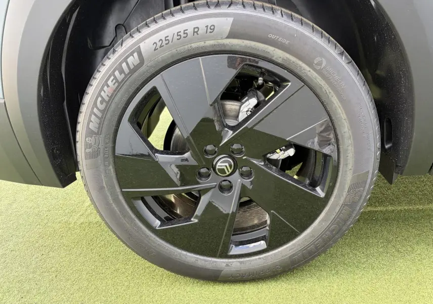 Gros plan sur la roue avant droite du Citroën C5 Aircross 2026, jante alliage noire brillante avec logo Citroën central.