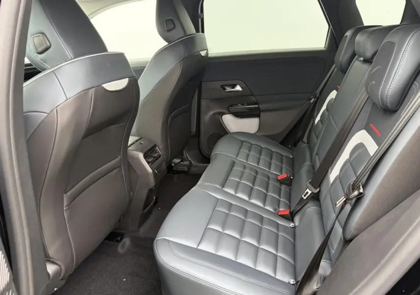 Vue latérale droite de la banquette arrière en cuir gris avec appuis-tête et ceintures sur un Citroën C5 Aircross 2026.
