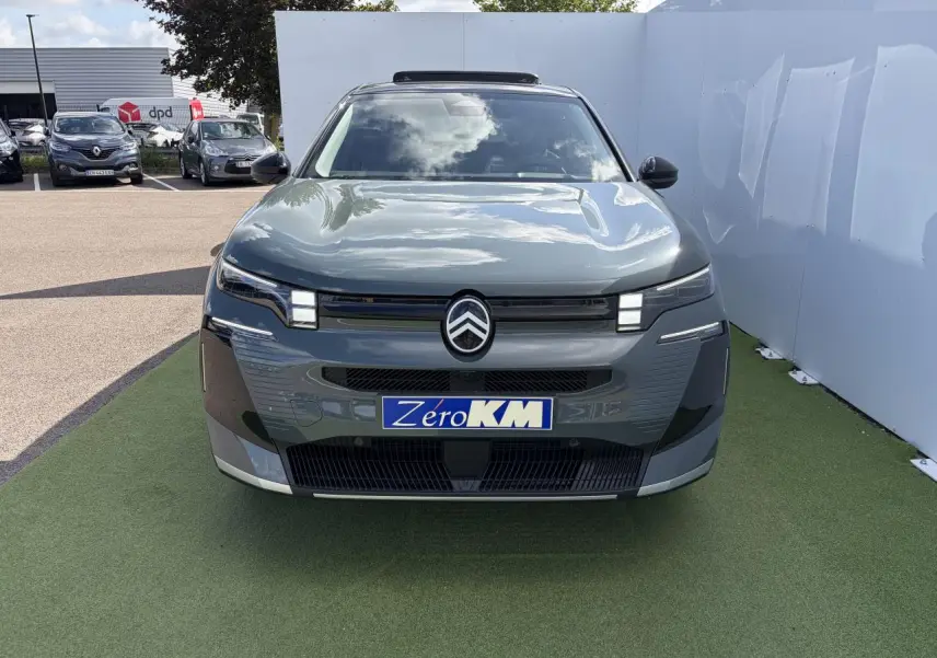 Vue avant d'un Citroën C5 Aircross 2026 vert Astoria avec toit noir et signature lumineuse LED distinctive.