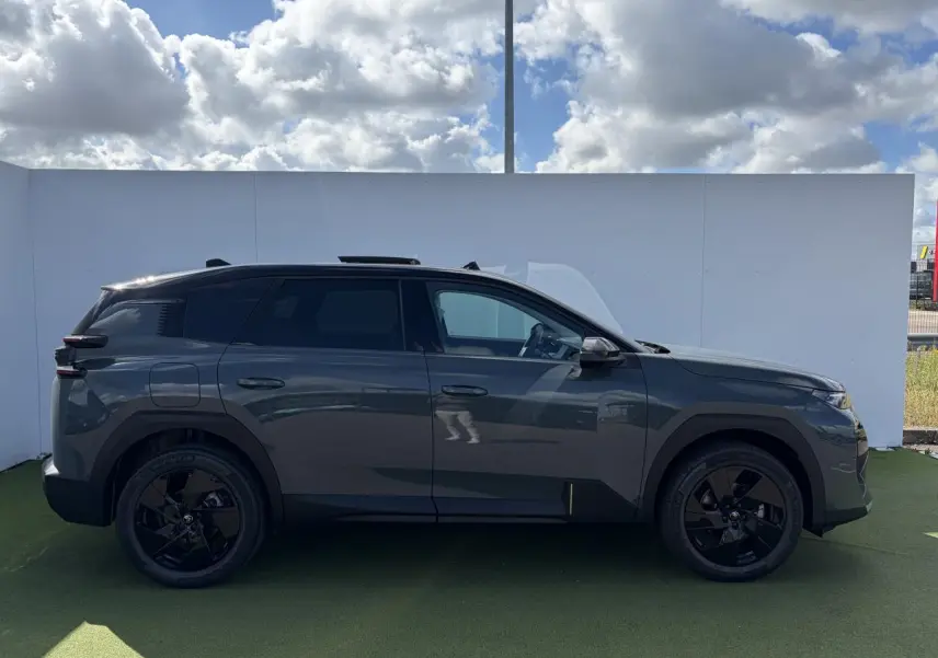 Vue latérale droite d'un Citroën C5 Aircross 2026 gris foncé avec toit noir et jantes noires brillantes.