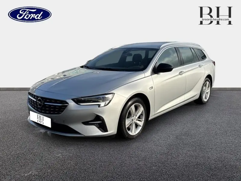 Opel Insignia Sports Tourer gris Minéral métallisé vue 3/4 avant droit avec jantes alu et calandre noire distinctive.