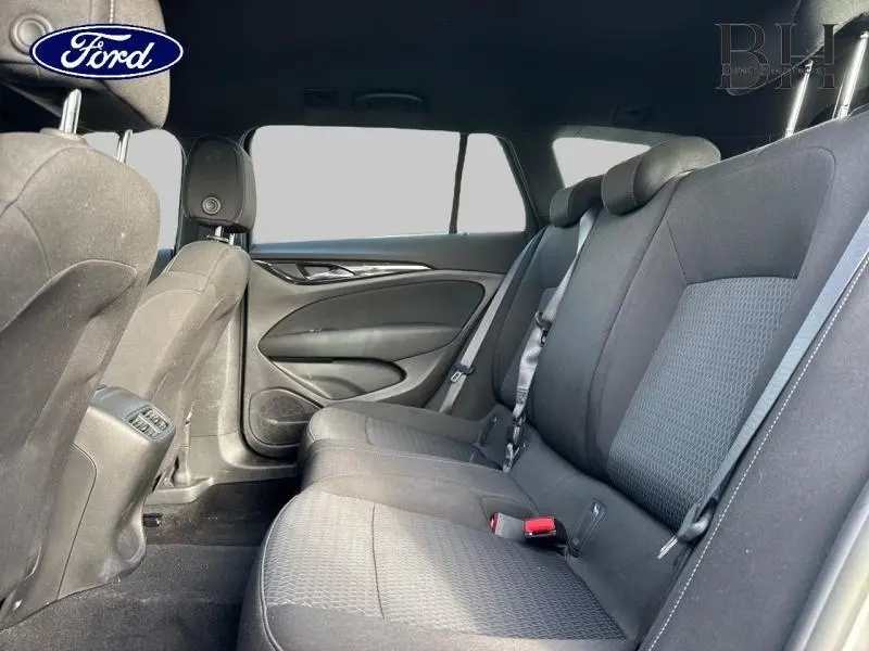Vue intérieure côté droit de la banquette arrière en tissu noir de l’Opel Insignia Sports Tourer 2022.