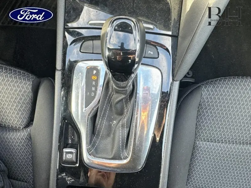 Vue rapprochée de la console centrale avec levier de vitesse automatique sur Opel Insignia Sports Tourer gris métallisé.