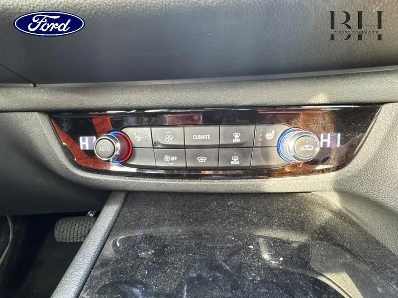 Panneau de commande de climatisation avec réglages digitaux et boutons rotatifs dans l'habitacle d'une Opel Insignia Sports Tourer.