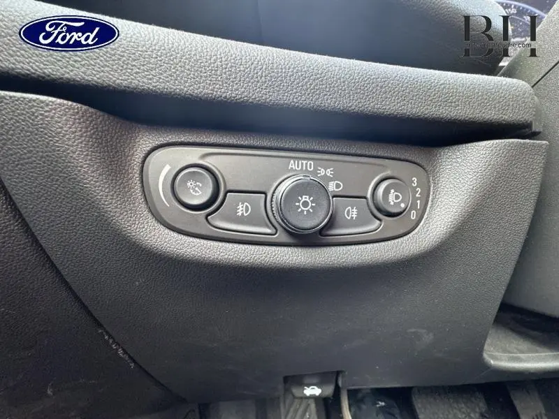 Vue rapprochée du tableau de commandes d’éclairage noir dans l’habitacle d’une Opel Insignia Sports Tourer gris minéral métallisé.