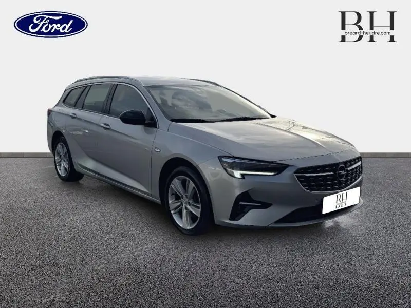 Opel Insignia Sports Tourer gris Minéral métallisé vue 3/4 avant droit avec phares LED et jantes alu.