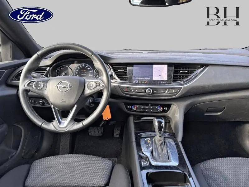 Vue intérieure avant de l'Opel Insignia Sports Tourer 2022, tableau de bord et volant cuir multifonction noir.