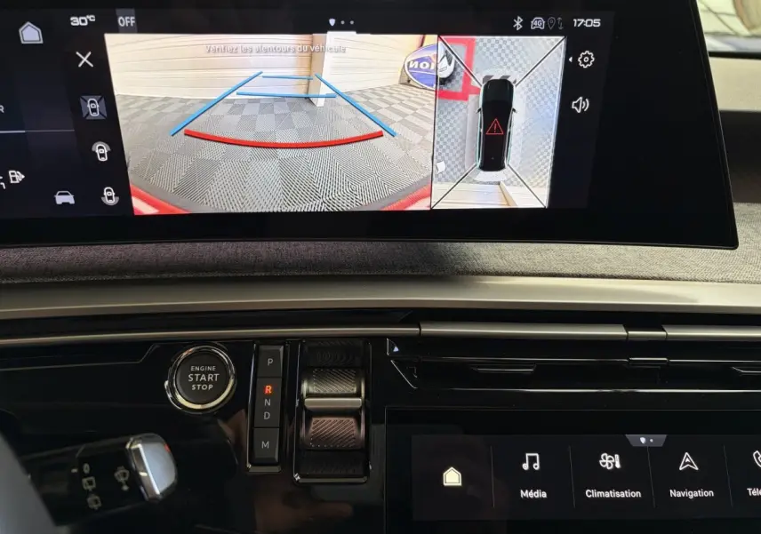 Vue rapprochée de l’écran tactile central du tableau de bord du Peugeot 5008 Hybrid, affichant la caméra de recul et commandes de boîte auto.