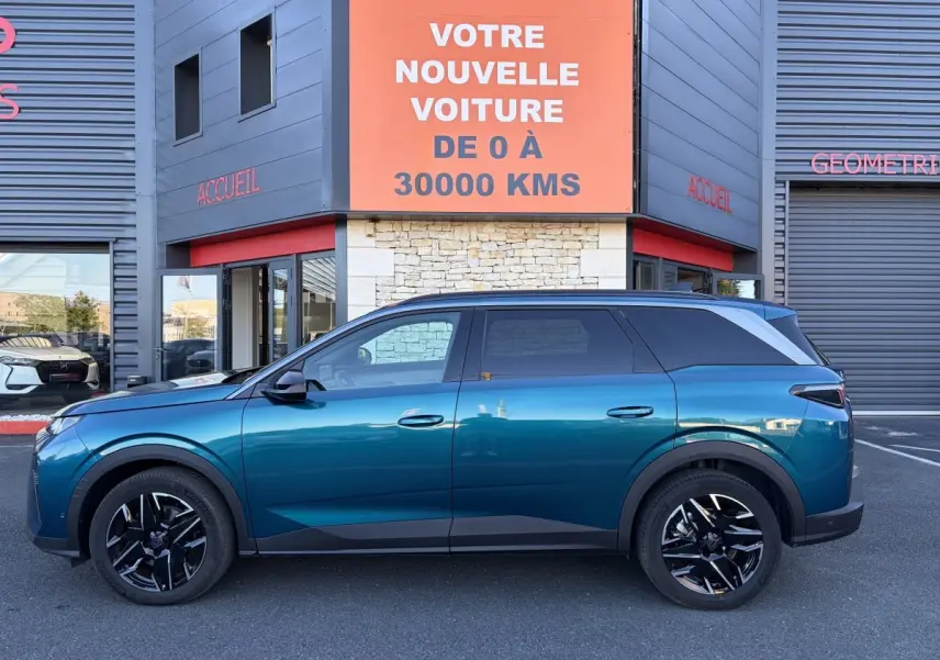 Peugeot 5008 hybride vert vue de profil côté gauche, avec jantes noires et toit noir contrastant.