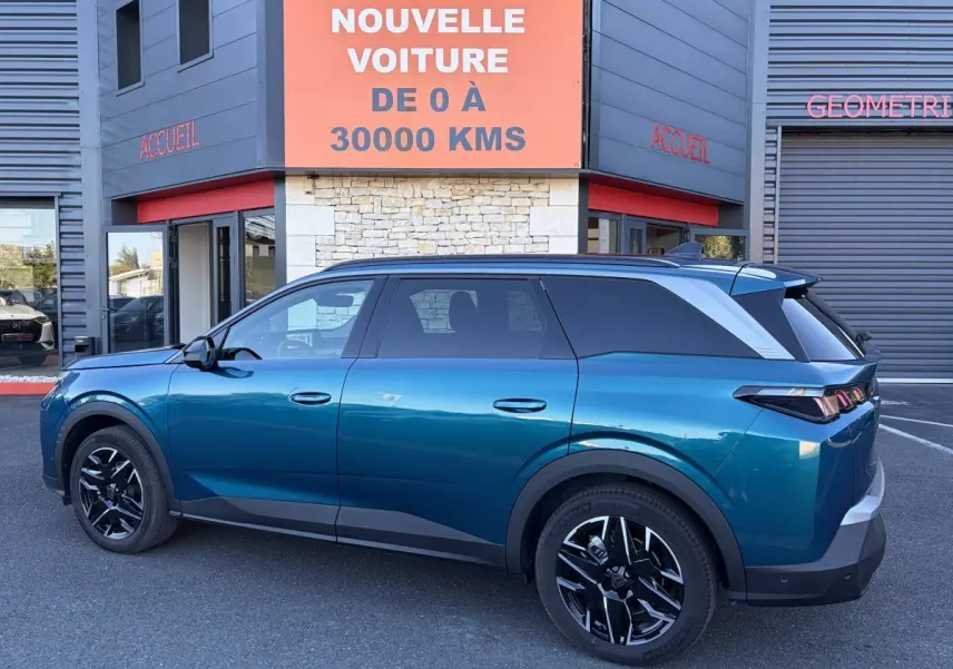 Peugeot 5008 hybride vert vue de profil côté gauche, soulignant ses jantes noires et son design moderne.