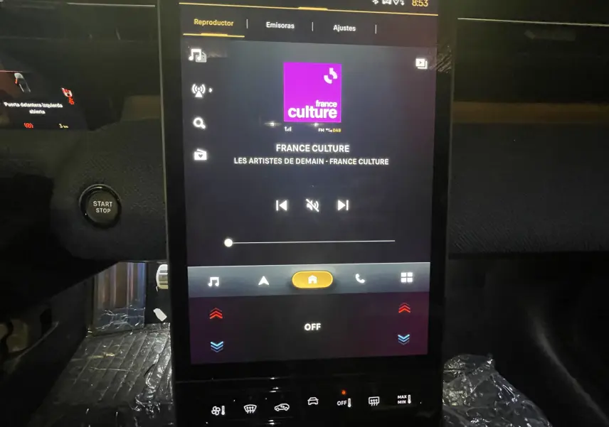 Vue rapprochée de l’écran tactile central du Citroën C5 Aircross hybride 2026 affichant la radio France Culture.