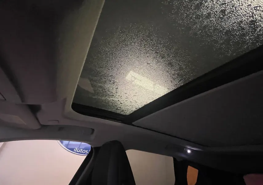Vue intérieure du toit panoramique en verre du Citroën C5 Aircross gris platinium avec ciel de toit noir.