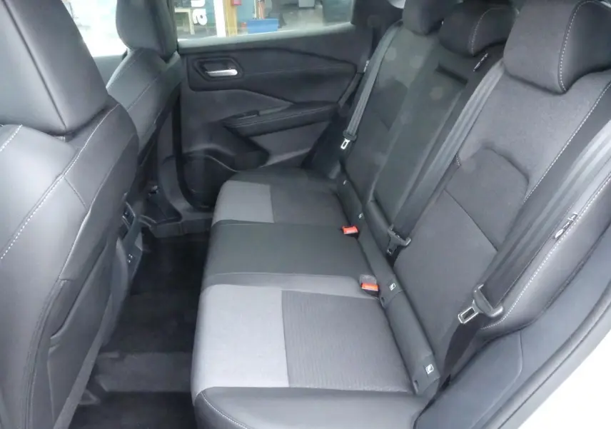 Banquette arrière bi-ton gris et noir du Nissan Qashqai 1.5 e-Power, vue côté droit avec ceintures et appuie-têtes.
