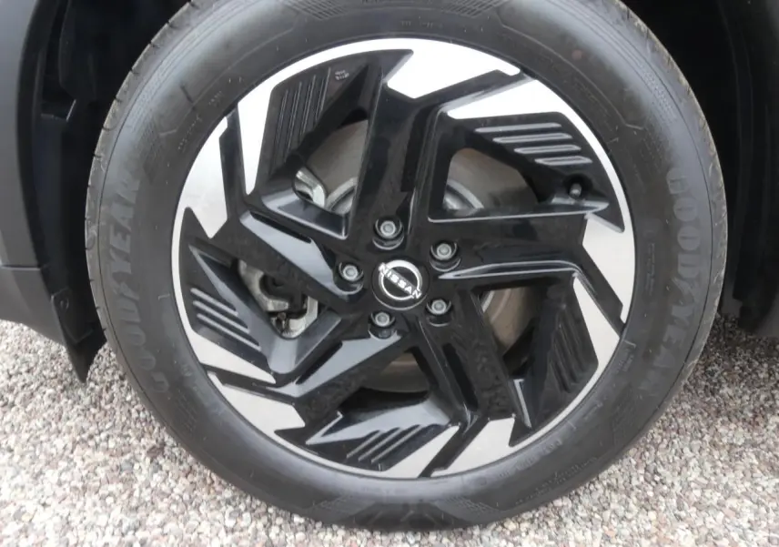 Gros plan sur la jante alliage bicolore noire et argentée du Nissan Qashqai 2025, pneu Goodyear visible.