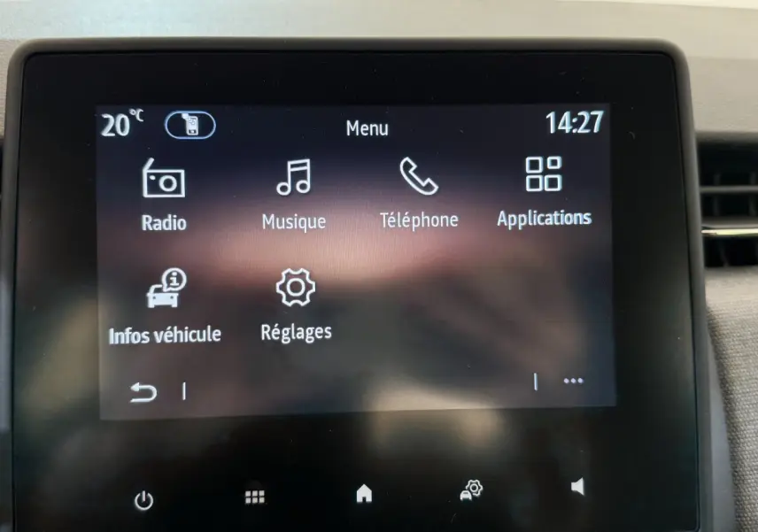 Écran tactile central de la Renault Clio noir affichant menu radio, musique, téléphone et applications à 14h27