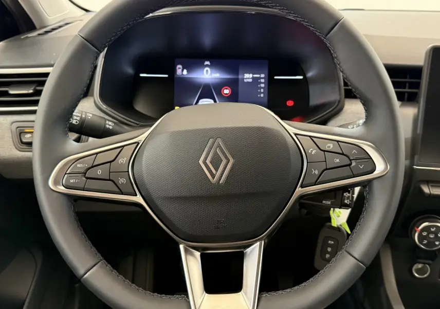 Volant cuir noir de Renault Clio 2025 vu de face avec commandes multifonctions et tableau de bord numérique.