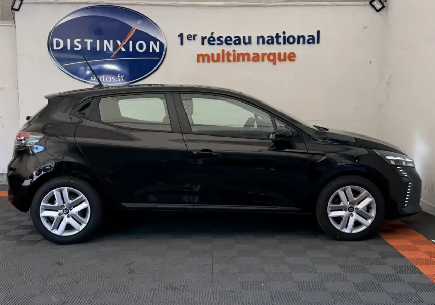 Profil latéral droit d'une Renault Clio noire 2025 avec feux LED et jantes alliage en showroom.