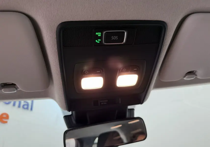 Plafonnier intérieur avec éclairage et bouton SOS de la Renault Clio noir Evolution Blue dCi 100 2025.