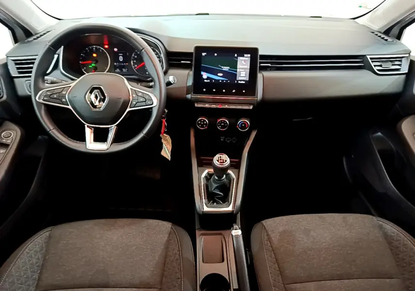 Intérieur Renault Clio Business 2020 vu de face, tableau de bord noir avec écran tactile et levier de vitesses manuel.