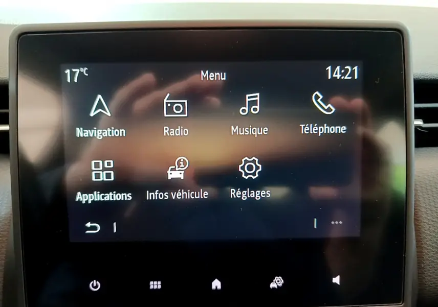 Écran tactile central de la Renault Clio Business TCe 100 2020 affichant le menu principal avec navigation et radio.