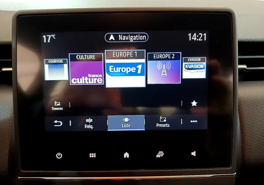 Écran tactile central de la Renault Clio Business blanc 2020 affichant les stations radio Europe 1 et France Culture.