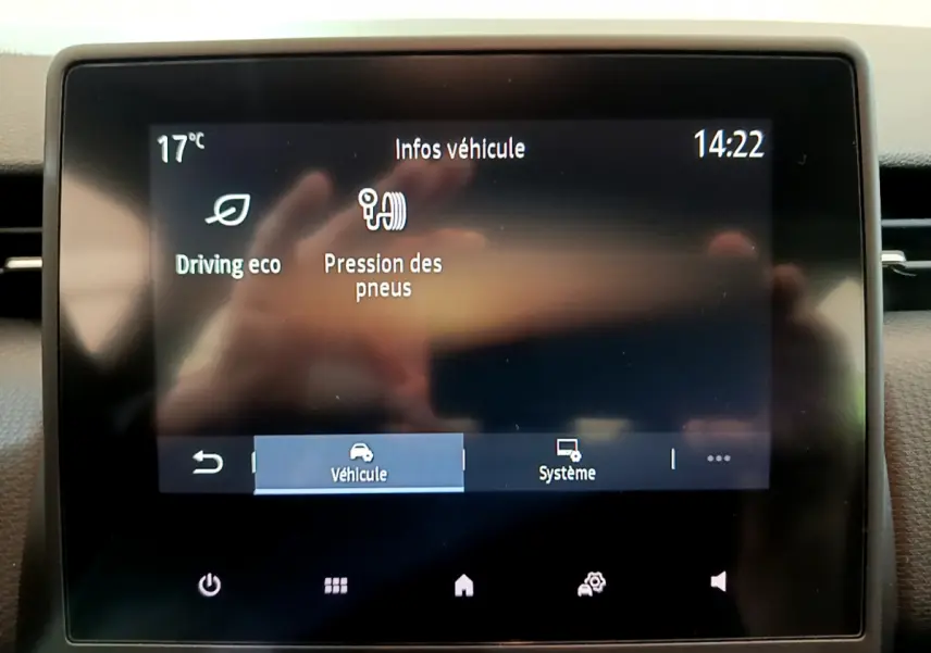 Écran tactile central de la Renault Clio Business TCe 100 2020 affichant les infos véhicule à 14h22.