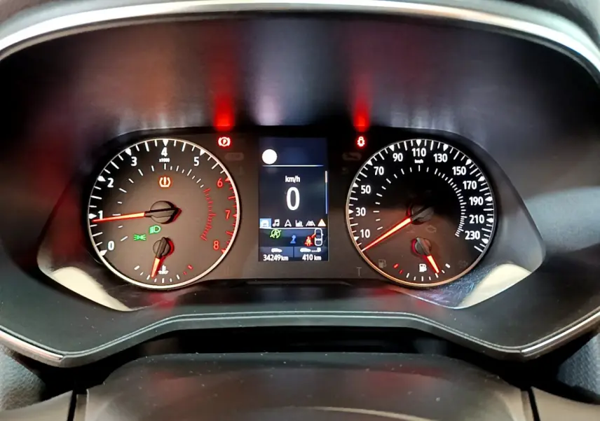 Vue rapprochée du tableau de bord de la Renault Clio Business TCe 100 2020, affichage numérique et compte-tours analogiques.