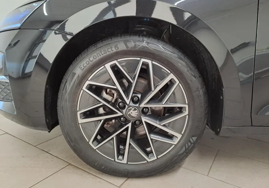 Gros plan sur la roue avant gauche d’une Skoda Octavia Combi noire avec jante alliage 17'' Slagard Aero polie.