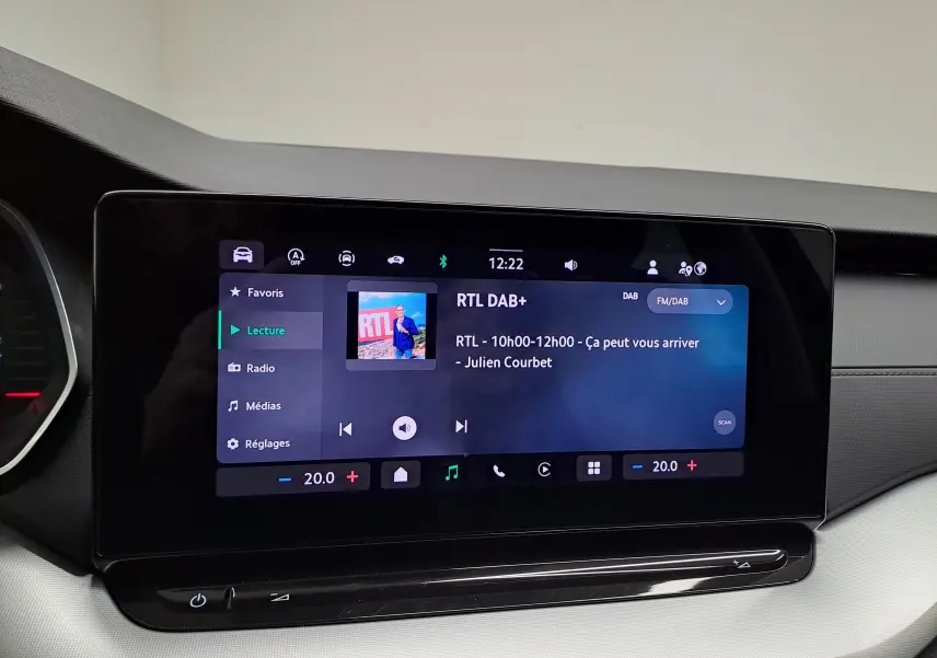 Écran tactile central de la Skoda Octavia Combi 2025 affichant la radio numérique, intérieur clair et moderne.