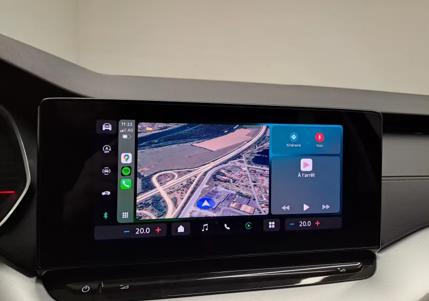Écran tactile central de la Skoda Octavia Combi 2025 affichant la navigation et les commandes multimédia.