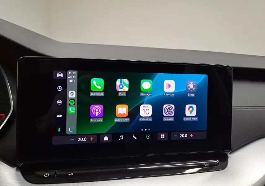 Écran tactile central de la Skoda Octavia Combi 2025 affichant les applications connectées, vue intérieure frontale.