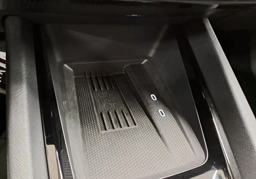 Gros plan sur le chargeur sans fil à deux zones dans la console centrale de la Skoda Octavia Combi 2025.