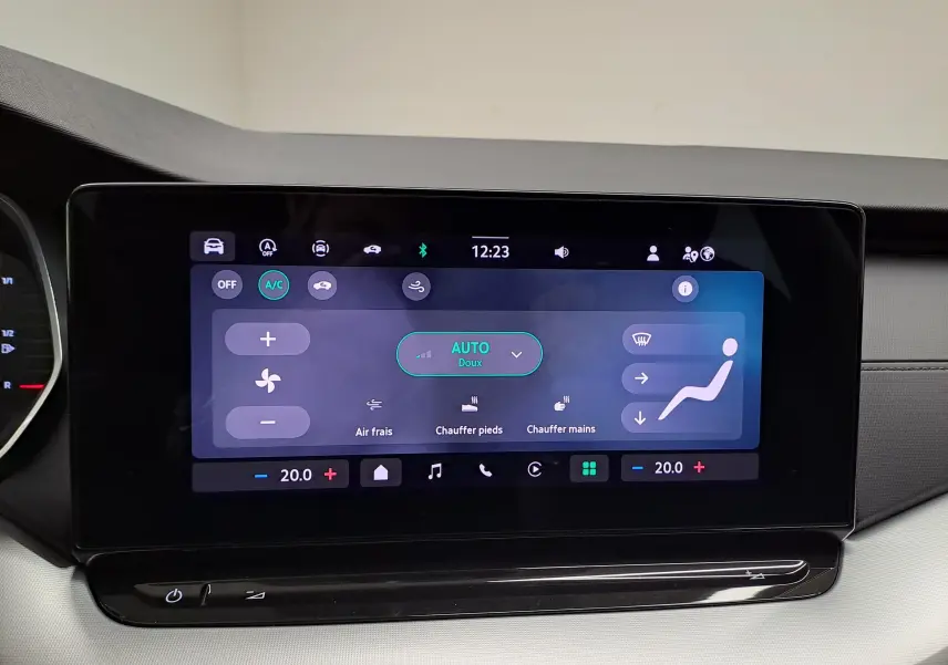 Vue de face du tableau de bord tactile de la Skoda Octavia Combi 2025 en noir Magic avec commandes climatisation affichées.