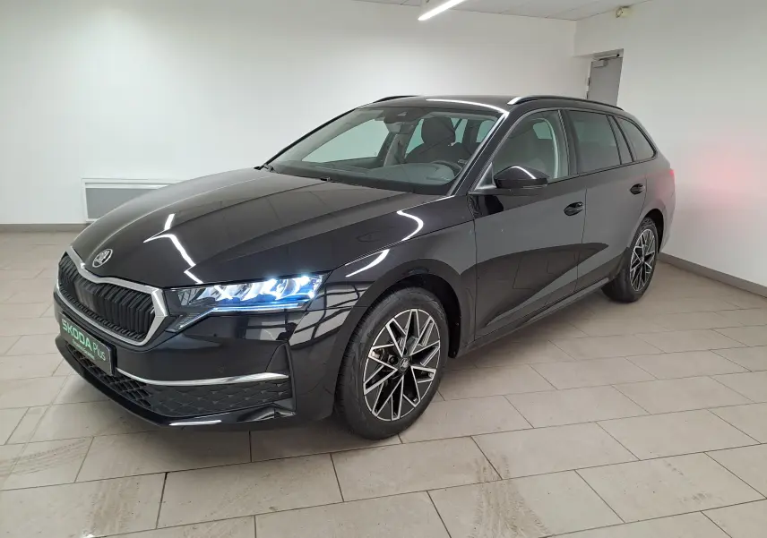 Skoda Octavia Combi 2025 noir Magic nacré en 3/4 avant droit avec jantes alliage 17'' Slagard Aero noires polies.