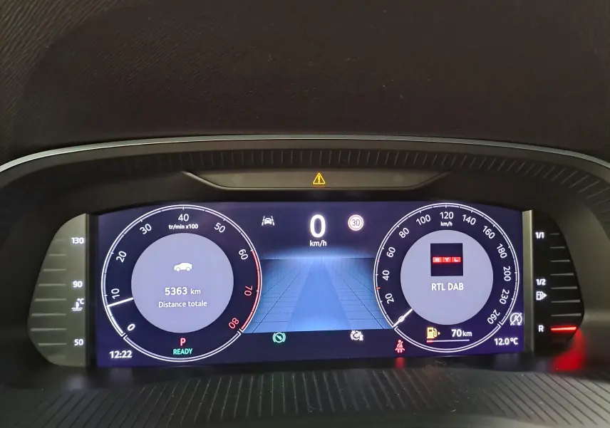 Tableau de bord numérique de la Skoda Octavia Combi 2025 affichant vitesse, compte-tours et informations multimédia.