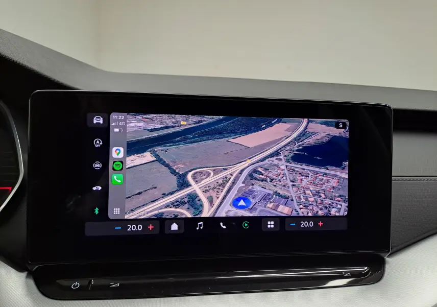 Écran tactile central du Skoda Octavia Combi 2025 affichant une carte de navigation en mode satellite.