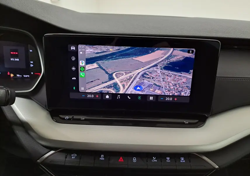 Vue rapprochée de l'écran tactile central du Skoda Octavia Combi 2025 avec navigation affichée et tableau de bord noir.