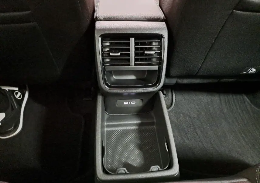 Vue rapprochée de la console arrière noire avec bouches d’aération et prises USB dans une Skoda Octavia Combi 2025.
