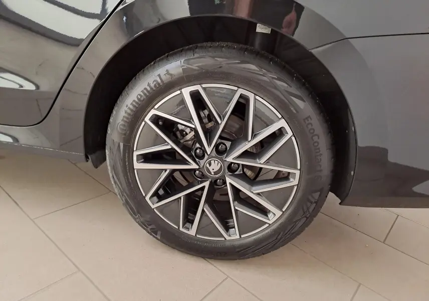 Gros plan sur la jante alliage 17'' Slagard Aero noire polie de la roue arrière droite d'une Skoda Octavia Combi Noir Magic nacré.