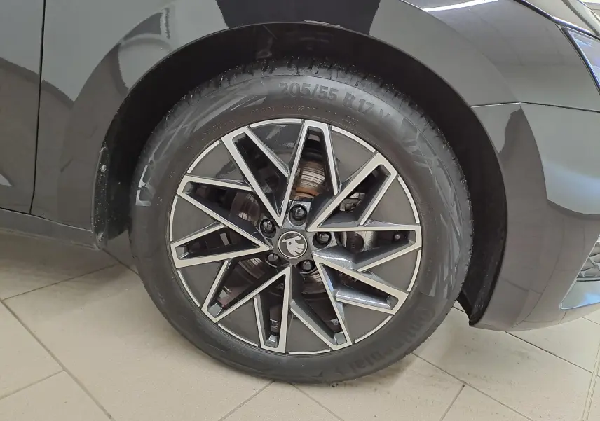 Gros plan sur la jante alliage 17'' Slagard Aero noir polie et pneu 205/55 R17 du côté avant droit d'une Skoda Octavia Combi Noir Magic.