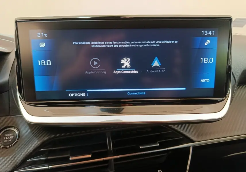 Écran tactile central de 10 pouces affichant Apple CarPlay et Android Auto dans le tableau de bord d'une Peugeot 208.