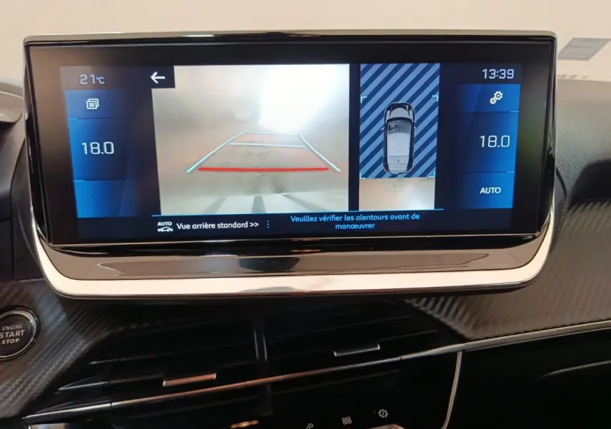Écran tactile central de la Peugeot 208 BlueHDi 100 montrant la caméra de recul et l’aide au stationnement arrière.
