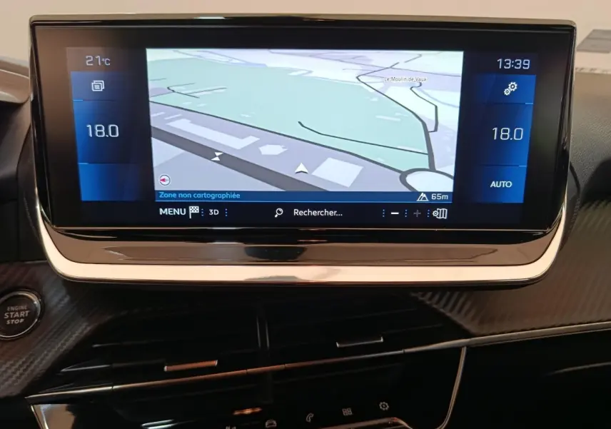 Vue rapprochée de l’écran tactile central du tableau de bord noir avec affichage de la navigation GPS sur Peugeot 208 2020.