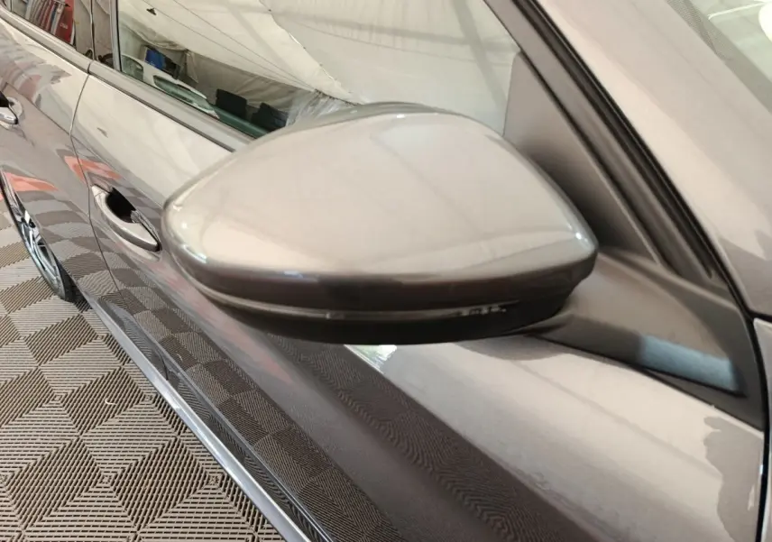 Rétroviseur droit gris métallisé de la Peugeot 208 2020, vue rapprochée sur la portière côté droit.