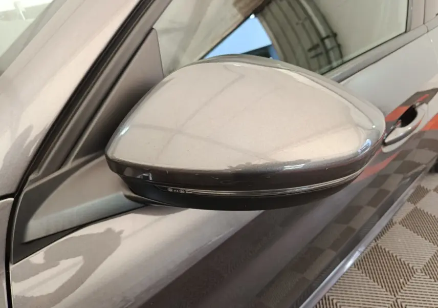 Rétroviseur côté gauche gris métallisé d'une Peugeot 208 BlueHDi 100 S&S Allure Business, vue rapprochée.