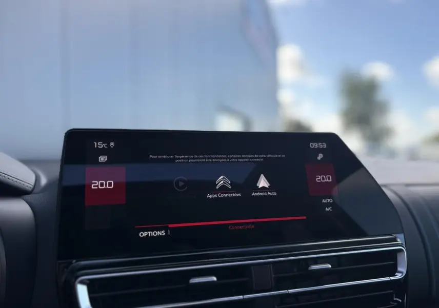 Écran tactile central de la Citroën C5 Aircross 2025 affichant la connectivité Android Auto et Apple CarPlay.