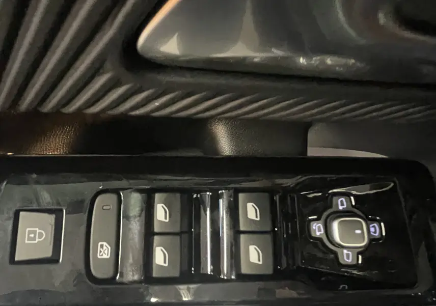 Gros plan sur la commande d’essuie-glace du Citroën C5 Aircross hybride, avec surface texturée noire en arrière-plan.